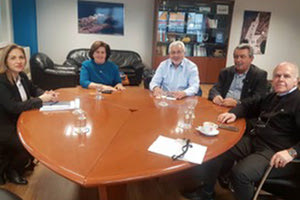 σύσκεψη για τη χερσαία είχε με τους γενικούς γραμματείς του Υπουργείου Ναυτιλίας κ. Χρ. Καλογήρου και κ. Ε. Κυριαζόπουλο στην Αθήνα η συντονίστρια Αποκεντρωμένης Διοίκησης κ. Μ. Κοζυράκη.