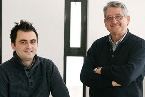 Αριστερά ο δρ. Βασίλης Μπίνας, μεταδιδακτορικός ερευνητής του Ινστιτούτου Ηλεκτρονικής Δομής και Λέιζερ. Δεξιά ο καθ. Γιώργος Κυριακίδης επικεφαλής και διευθυντής της εταιρείας καινοτομίας από το ΙΤΕ