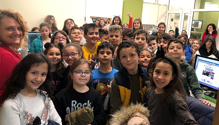 η Δ’ τάξη του 15ου Δημοτικού σχολείου Ηρακλείου, που επισκέφτηκε τα γραφεία της εφημερίδας για να δει από κοντά πως είναι η έκδοση