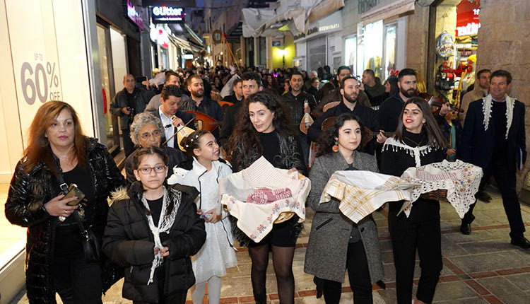 Στο Ηράκλειο αναβίωσε χθες ο κρητικός γάμος με παπάδες και κανίσκια