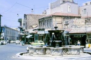 Η φωτογραφία της ημέρας: Η πλατεία των Λιονταριών όταν ο δρόμος περνούσε ακόμη.