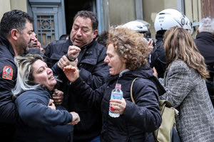 Ένταση στα δικαστήρια κατά την προσαγωγή του δράστη από το φονικό του Κώστα Χατζάκη