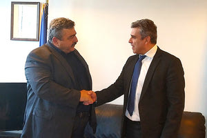 Ο αντιπεριφερειάρχης Χανίων Νίκος Καλογερής με τον πρόεδρο της ΡΑΕ Νίκο Μπουλαξή