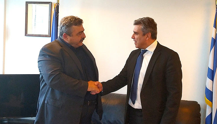 Ο αντιπεριφερειάρχης Χανίων Νίκος Καλογερής με τον πρόεδρο της ΡΑΕ Νίκο Μπουλαξή