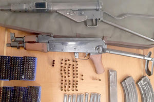 πήγε καλεσμένος σε γάμο, «αρματωμένος»  με ένα καλάσνικοφ και ένα υποπολυβόλο.