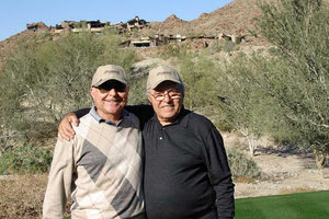 Ο δημιουργός της Αegean Airlines Θεόδωρος Βασιλάκης μαζί με τον ιδρυτή του Costa Navarino καπετάν Βασίλη Κωνσταντόπουλο.