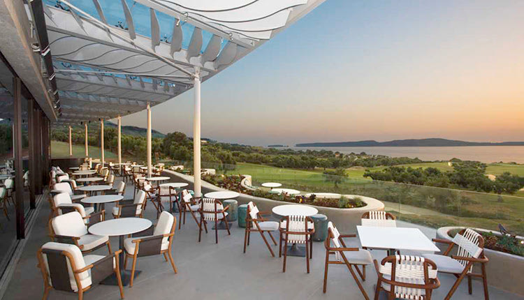 Το σαλόνι όπου συγκεντρώνονται γκόλφερς από όλο τον κόσμο ονομάστηκε “Ted’s Lounge” δηλαδή το σαλόνι του Θεόδωρου Βασιλάκη