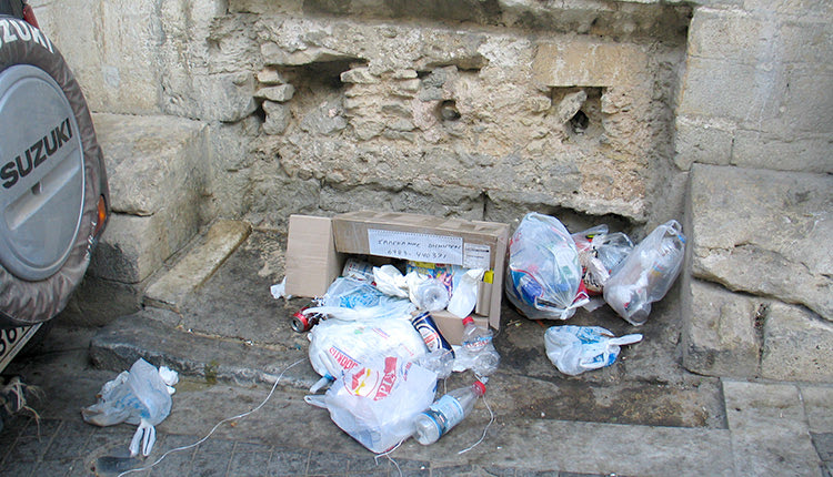 μετατροπή της κρήνης Παλμέτη άλλοτε σε χώρο στάθμευσης και άλλοτε σε χωματερή.