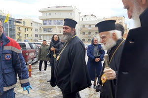 Ο κ. Εικρηναίος εξέρχεται του Μητροπολιτικού Ναού υπό το βλέμμα διασώστη του ΕΚΑΒ