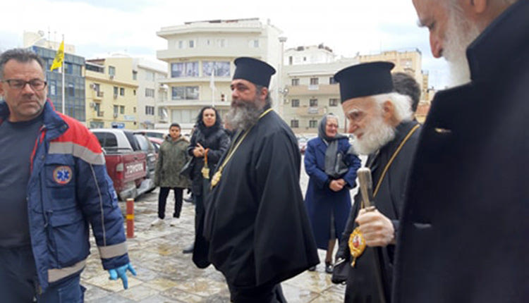 Ο κ. Εικρηναίος εξέρχεται του Μητροπολιτικού Ναού υπό το βλέμμα διασώστη του ΕΚΑΒ