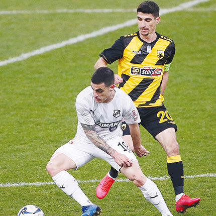 Τσιλιανίδης και Μάνταλος σε φάση από το ματς ΑΕΚ - ΟΦΗ 