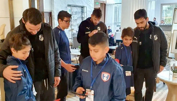 Τα παιδιά από την Ακαδημία της Χερσονήσου βρέθηκαν χθες στο ξενοδοχείο που διαμένει η ομάδα του ΟΦΗ στην Αθήνα