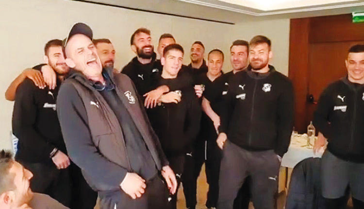 Ευχές και πειράγματα γενεθλίων στον Παπαπαναγή