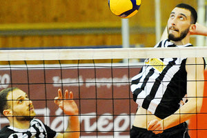 Ο Καρατζάς και ο Κομητούδης σε φάση από ματς του ΟΦΗ