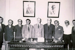 Εις το μέσον ο Πρόεδρος της Διοικητικής Επιτροπής κ. Νικόλαος Λιαναντωνάκης, αριστερά του κ. Λιαναντωνάκη ο Αντιπρόεδρος κ. Ιωσήφ Μηλιαράκης, ο κ. Θ. Δοκουμετζίδης και ο κ. Ζαχαρίας Διακάκης. Δεξιά ο κ. Γεώργιος Γαβριλάκης, ο κ. Αχιλλεύς Τζανάκης και ο κ. Ν. Παπάζογλου. Εις το άκρον δεξιά της εικόνας ο Διευθυντής των σχολών ο κ. Ελ. Νιταδώρος και εις το άκρον αριστερά ο προϊστάμενος υπηρεσιών κ. Σταύρος Καρκαβάτσος