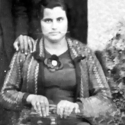 Η Ευαγγελία Γρυντάκη από το χωριό Καλή Συκιά Ρεθύμνου. Κάηκε ζωντανή, όταν οι Γερμανοί και οι γκεσταπίτες συνεργάτες τους την έριξαν στις φλόγες πυρπολημένου σπιτιού