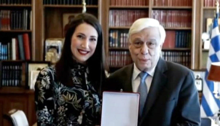 Τη Χριστίνα Φλαμπούρη, την πρώτη Ελληνίδα που πάτησε τις επτά ψηλότερες κορυφές του κόσμου (μαζί και το Έβερεστ), συνάντησε ο Πρόεδρος της Δημοκρατίας