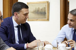 ο υπουργός Υγείας Βασίλης Κικίλιας και ο πρωθυπουργός σε έκτακτη σύσκεψη χθες στο Μαξίμου για τον κοροναϊό