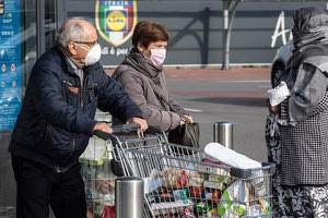 Στο Μιλάνο τα ράφια των σούπερ μάρκετ έχουν αδειάσει