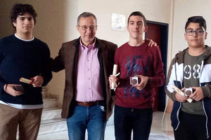 Ο κ. Βαρβεράκης με τα παιδιά από την Κρήτη που διακρίθηκαν στον «Αρχιμήδη»