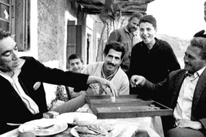 Η φωτογραφία της ημέρας: 1964. Ο Άντονι Κουίν παίζει τάβλι με ντόπιους στα διαλείμματα των γυρισμάτων του Αλέξη Ζορμπά!