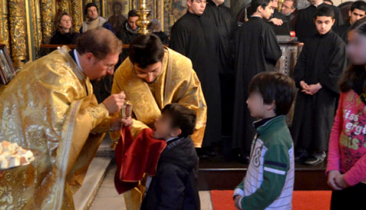 το κουταλάκι της Θείας Μετάληψης που κοινωνούν στην εκκλησία