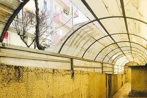 Από το σκαμμένο σκέπαστρο πασάρουν ναρκωτικά στους κρατούμενους των δικαστηρίων