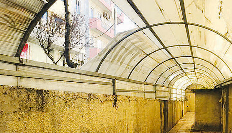Από το σκαμμένο σκέπαστρο πασάρουν ναρκωτικά στους κρατούμενους των δικαστηρίων