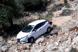 έπεσε με το αυτοκίνητό του σε γκρεμό πέντε μέτρων στην περιοχή των Γουρνών Πεδιάδας