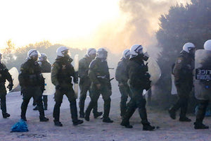 συγκρούσεις πολιυών με τα ΜΑΤ σε Λέσβο και Χίο για το κρίσιμο ζήτημα του μεταναστευτικού.
