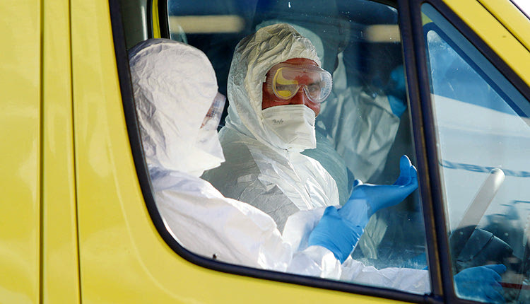 Με ασθενοφόρα του ΕΚΑΒ και πληρώματα που φορούσαν ειδικές στολές μεταφέρθηκαν στο νοσοκομείο οι δύο επιβάτες