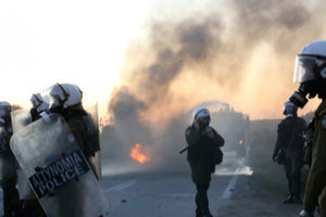 Μολότοφ και χημικά ανταλλάσσουν κάτοικοι και άνδρες των ΜΑΤ στα νησιά του βόρειου Αιγαίου