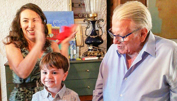 Ο Κώστας Βουτσάς με την τελευταία του σύζυγο Αλίκη και τον γιο του Φοίβο