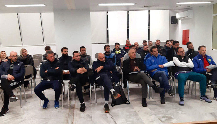 Εκπρόσωποι των συλλόγων και των αθλητικών κέντρων στη συνάντηση για το παιδικό τουρνουά