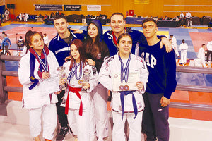 Ο προπονητής του Φιλόνικου με αθλητές και αθλήτριές του