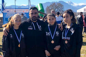 Στο βάθρο τα κορίτσια του ΟΦΗ (Κ16) στο Πανελλήνιο πρωτάθλημα Ανωμάλου δρόμου με τον προπονητή τους