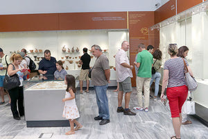 ενήλικες και οικογένειες με παιδιά στο Αρχαιολογικό Μουσείο Ηρακλείου