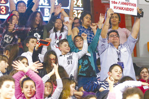 Ενθουσιασμένοι οι μαθητές που απόλαυσαν τον τελικό
