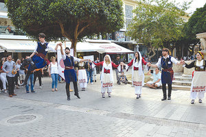 Η εκδήλωση για την Παγκόσμια Ημέρα Χορού πραγματοποιήθηκε σε συνεργασία με την Παγκρήτια Ένωση Χοροδιδασκάλων στο κέντρο του Ηρακλείου.