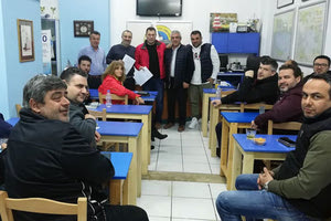 Ναυπηγούν σκάφος διάσωσης