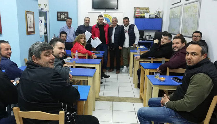 Ναυπηγούν σκάφος διάσωσης