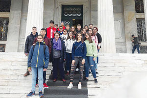 Ξεναγήθηκαν στη Βουλή