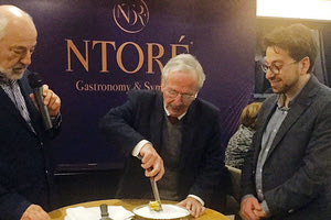 Τρεις σύλλογοι έκοψαν μαζί την πίτα τους