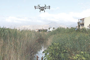 Σε αεροψεκασμούς κουνουπιών με drone προχώρησε στο ρέμα του Γιόφυρου στο Ηράκλειο η Περιφέρεια Κρήτης