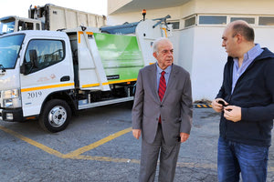 Ο δήμαρχος Ηρακλείου Βασίλης Λαμπρινός, συνοδευόμενος από τον αντιδήμαρχο Καθαριότητας Κώστα Βαρδαβά, επισκέφθηκε το αμαξοστάσιο προκειμένου να δει τα δυο νέα απορριμματοφόρα