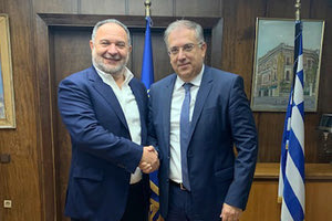 Ο  Πρόεδρος της ΠΕΔ Κρήτης Γιάννης Κουράκης είχε συνάντηση με τον Υπουργό Εσωτερικών Τάκη Θεοδωρικάκο