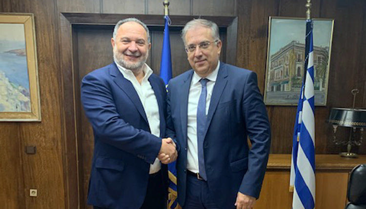 Ο  Πρόεδρος της ΠΕΔ Κρήτης Γιάννης Κουράκης είχε συνάντηση με τον Υπουργό Εσωτερικών Τάκη Θεοδωρικάκο