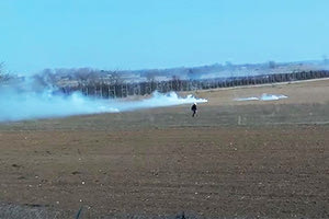 Οι Τούρκοι όχι μόνο διευκολύνουν τους μετανάστες στη μετακίνηση προς τις Καστανιές Έβρου και τους μοιράζουν δακρυγόνα, αλλά ρίχνουν πια και οι ίδιοι χημικά σε Έλληνες αστυνομικούς.