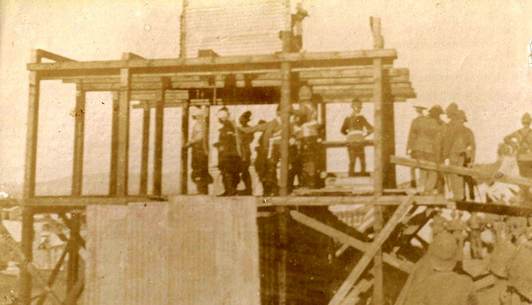 Οι φωτογραφίες της ημέρας από την εκτέλεση των πρωταιτίων της σφαγής του Ηρακλείου, το 1898