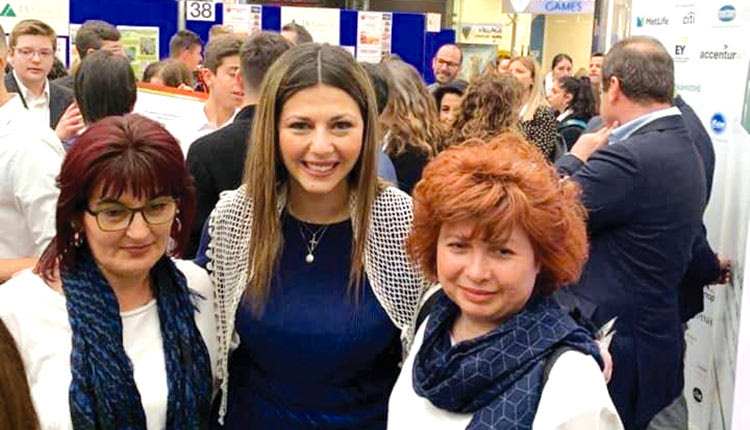  Το κρητικό μαντήλι που έφτιαξαν οι μαθήτριες του Εσπερινού Γυμνασίου Ηρακλείου, «Κρητ- Ίκαρο», φόρεσε η υφυπουργός Παιδείας, κ. Σοφία Ζαχαράκη.